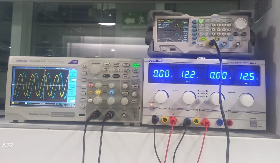 Pruebas electrónicas en reparación de flejadora con osciloscopio